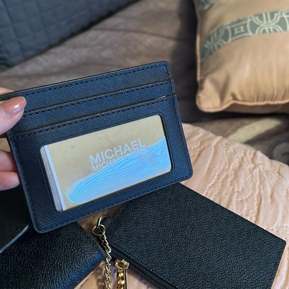 Michael Kors wristlet navy with removable pockets! - Picture 6 of 8